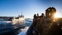 Une embarcation s'approche de l'Achéron