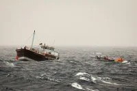 La frégate Surcouf porte assistance à 10 marins en océan Indien