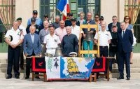 Les membres de l'amicale autour des 2 cloches