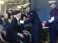 Remise de Légions d’honneur à des vétérans britanniques sur l’”Aquitaine”