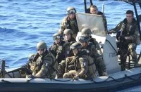 L’équipe de visite du Commandant Ducuing se prépare à conduire un exercice d’interception d’une embarcation de trafiquants